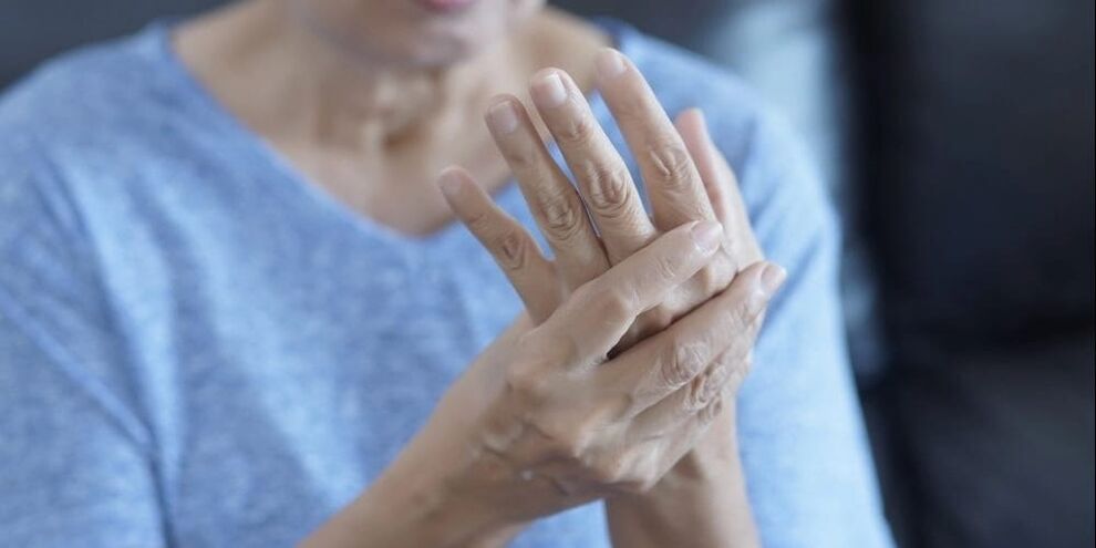 Osteoartrīts izpaužas kā muskuļu spazmas, viegls pietūkums un sāpes pirkstu locītavās.