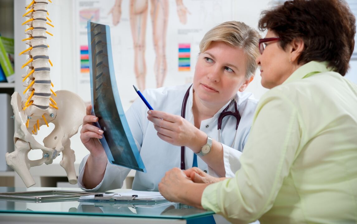 ārsts sniedz ieteikumus dzemdes kakla osteohondrozei